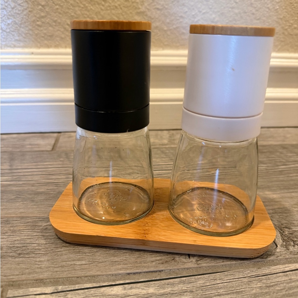 Black and White Salt and Pepper Grinder Set